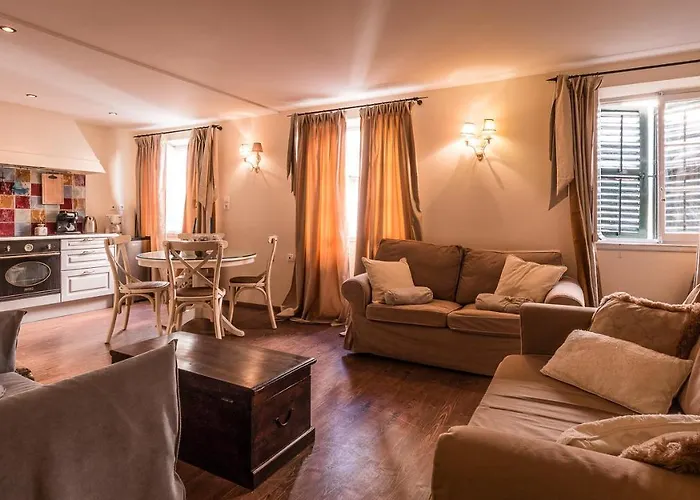 Leone Old Town Apartment
